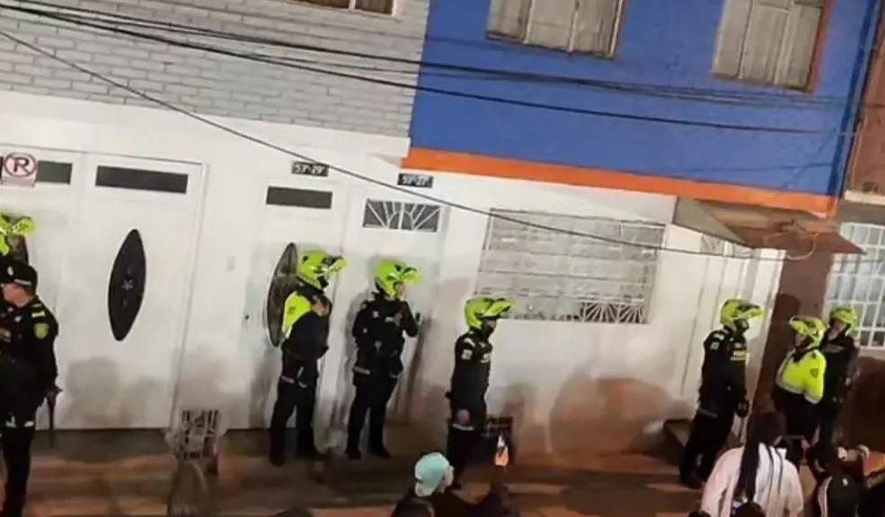 En Tunjuelito: adulto mayor habría abusado de una menor El pasado primero de octubre, en el barrio Fátima de Tunjuelito, la comunidad intentó linchar a un hombre de 60 años acusado de abusar de una menor de 13. El padre de la víctima habló con Q’HUBO Bogotá e hizo un llamado a las autoridades para que aceleren el proceso y la orden de captura contra el sujeto.