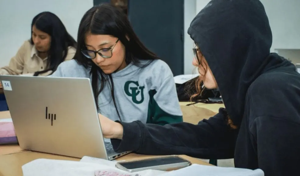 “Juventud por un Futuro Sostenible” convocatoria para el apoyo educativo 3 “Juventud por un Futuro Sostenible” convocatoria para el apoyo educativo La Alcaldía Local de Usaquén abrió la convocatoria “Juventud por un Futuro Sostenible”, dirigida a jóvenes entre 14 y 28 años que buscan apoyo para continuar sus estudios. El programa, operado por el ICETEX, estará del 4 de noviembre y ofrece incentivos para fortalecer los proyectos yformación profesional.