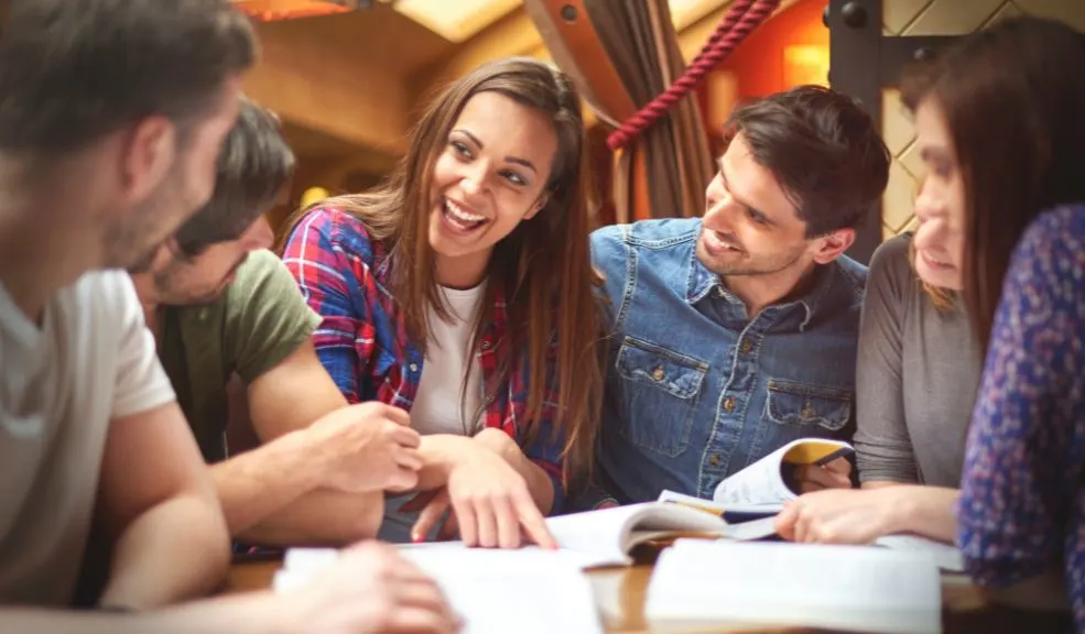 “Juventud por un Futuro Sostenible” convocatoria para el apoyo educativo 1 “Juventud por un Futuro Sostenible” convocatoria para el apoyo educativo La Alcaldía Local de Usaquén abrió la convocatoria “Juventud por un Futuro Sostenible”, dirigida a jóvenes entre 14 y 28 años que buscan apoyo para continuar sus estudios. El programa, operado por el ICETEX, estará del 4 de noviembre y ofrece incentivos para fortalecer los proyectos yformación profesional.