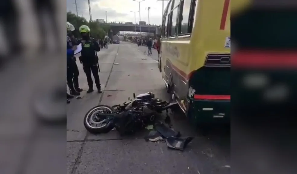 En la Autopista Sur, motociclista fallece tras accidente con bus y tractomula La tarde de este domingo 26 de octubre se registró un grave siniestro vial en la Autopista Sur, cerca de la estación Terreros, en el sentido Bogotá-Soacha. El accidente dejó como resultado la muerte de un motociclista, quien al parecer fue chocado por un bus y arrastrado varios metros por una tractomula que transporta suministros de agua potable.