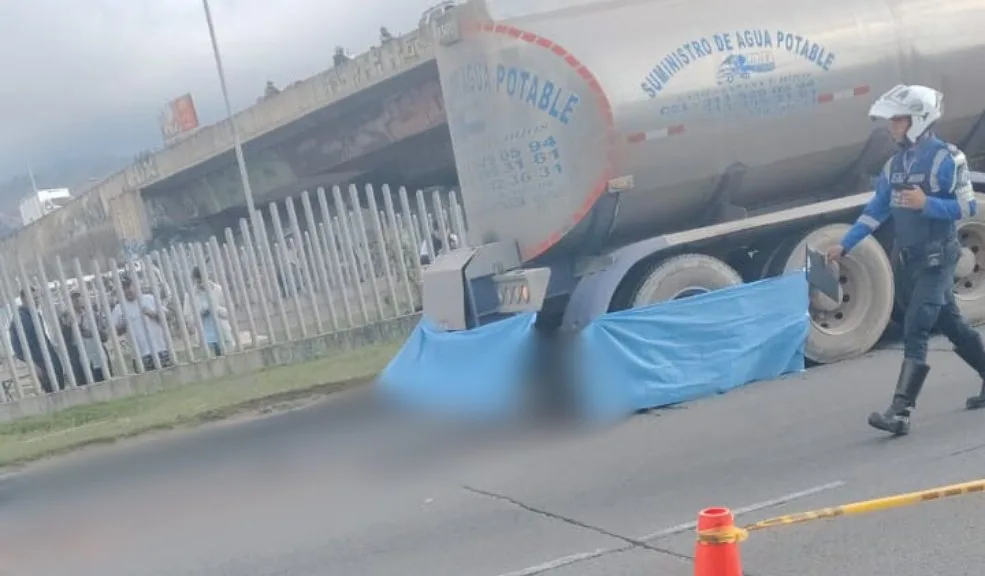 En la Autopista Sur, motociclista fallece tras accidente con bus y tractomula 1 En la Autopista Sur, motociclista fallece tras accidente con bus y tractomula La tarde de este domingo 26 de octubre se registró un grave siniestro vial en la Autopista Sur, cerca de la estación Terreros, en el sentido Bogotá-Soacha. El accidente dejó como resultado la muerte de un motociclista, quien al parecer fue chocado por un bus y arrastrado varios metros por una tractomula que transporta suministros de agua potable.