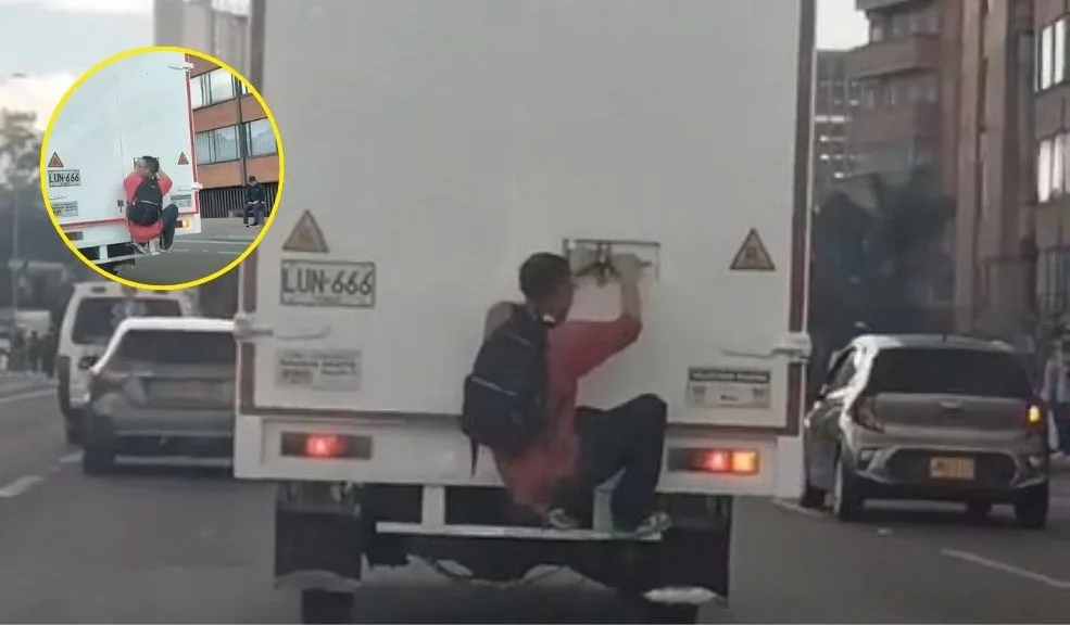 En video: joven pone en riesgo su vida al colgarse de un camión en vía principal Un video difundido en redes sociales capturó el momento en que un joven puso en grave riesgo su vida al colgarse de la parte trasera de un camión.
