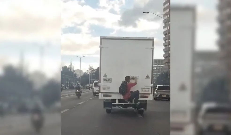 En video: joven pone en riesgo su vida al colgarse de un camión en vía principal 1 En video: joven pone en riesgo su vida al colgarse de un camión en vía principal Un video difundido en redes sociales capturó el momento en que un joven puso en grave riesgo su vida al colgarse de la parte trasera de un camión.