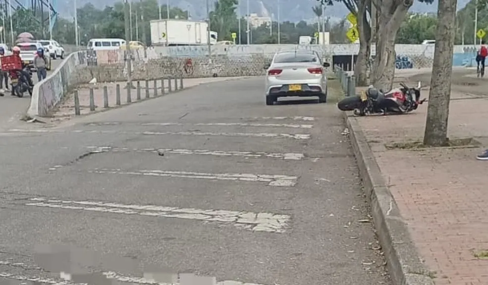 Engativá: motociclista pierde la vida en accidente con automóvil 1 Engativá: motociclista pierde la vida en accidente con automóvil Un grave accidente de tránsito se registró en la tarde de este lunes en la localidad de Engativá entre un automóvil y un motociclista. Desafortunadamente, en el incidente el motero resultó sin vida.