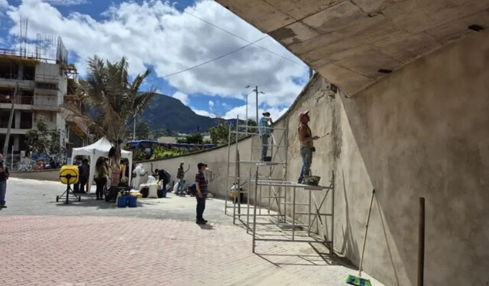 Exhabitantes de calle llenan de color la Estación Bicentenario con un mural hecho de tapas plásticas 1 Exhabitantes de calle llenan de color la Estación Bicentenario con un mural hecho de tapas plásticas Más de 80.000 tapas plásticas y material reciclado se transformarán en una obra de arte de 200 metros cuadrados que le dará vida a la estación Bicentenario. Esta creación es elaborada por el artista colombiano Eduardo Butrón Hodwalker junto a 24 exhabitantes de calle.