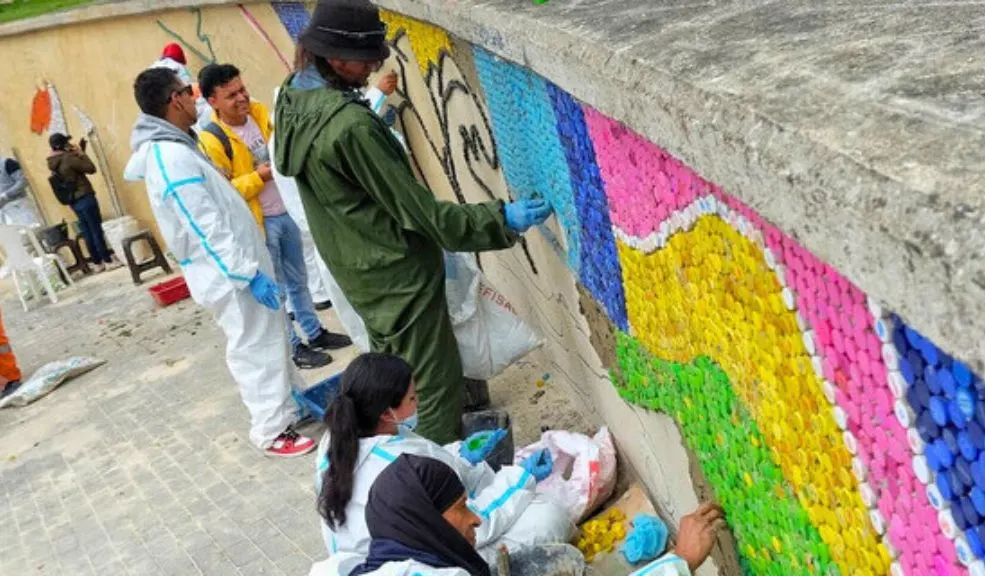Exhabitantes de calle llenan de color la Estación Bicentenario con un mural hecho de tapas plásticas Más de 80.000 tapas plásticas y material reciclado se transformarán en una obra de arte de 200 metros cuadrados que le dará vida a la estación Bicentenario. Esta creación es elaborada por el artista colombiano Eduardo Butrón Hodwalker junto a 24 exhabitantes de calle.