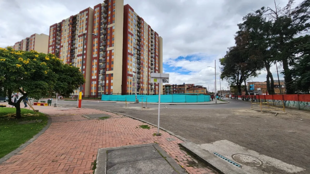 Fontibón: sujetos en moto acabaron con la vida de un hombre en el parque del barrio San Pablo Un hombre fue asesinado a tiros en el barrio San Pablo de Fontibón tras ser interceptado por delincuentes que se movilizaban en motocicleta.
