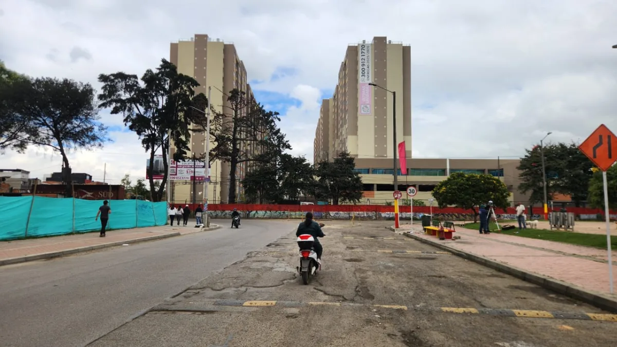 Fontibón: sujetos en moto acabaron con la vida de un hombre en el parque del barrio San Pablo Un hombre fue asesinado a tiros en el barrio San Pablo de Fontibón tras ser interceptado por delincuentes que se movilizaban en motocicleta.