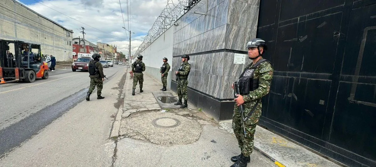 Familia de dragoneante asesinado al frente de La Modelo exige justicia La familia del dragoneante del INPEC, Miguel Ángel Muñoz Llanos, asesinado a tiros a la salida de la cárcel La Modelo en Bogotá, exige justicia y respuestas sobre la seguridad de los guardias.