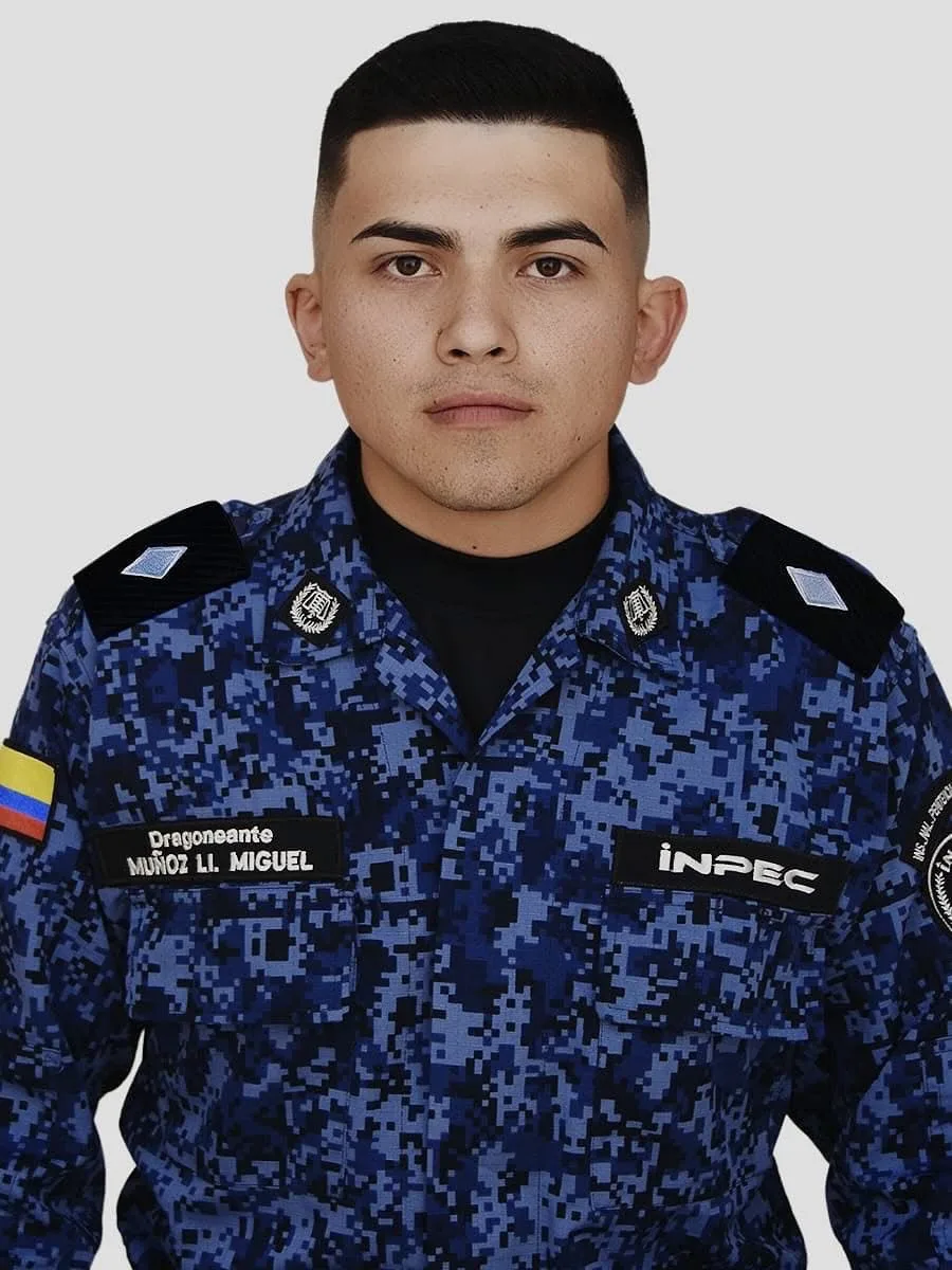 Familia de dragoneante asesinado al frente de La Modelo exige justicia La familia del dragoneante del INPEC, Miguel Ángel Muñoz Llanos, asesinado a tiros a la salida de la cárcel La Modelo en Bogotá, exige justicia y respuestas sobre la seguridad de los guardias.