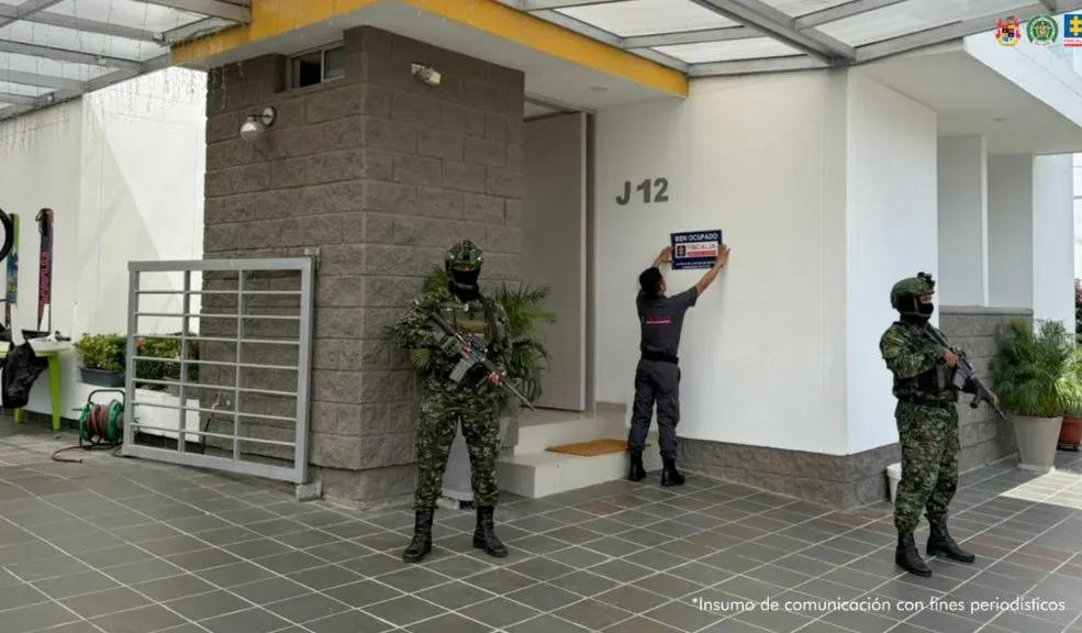 Fiscalía le arrancó una fortuna al Eln 2 Fiscalía le arrancó una fortuna al Eln La Fiscalía entregó detalles de un tremendo operativo contra el Eln y su estructura de lavado de activos, quitándoles millones de sus acciones narcoterroristas.