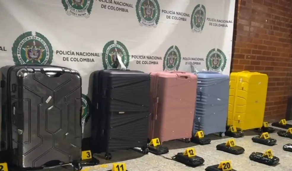 Fontibón: cayó banda con droga rumbo a San Andrés Cinco personas fueron capturadas en el aeropuerto internacional El Dorado (Fontibón) cuando intentaban viajar con 75 kilos de clorhidrato de cocaína y 25 kilos de marihuana escondidos en sus maletas.