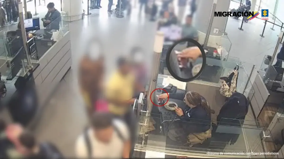Fontibón: pillaron a funcionaria pidiendo plata en el aeropuerto El Dorado En Fontibón, una exfuncionaria de Migración Colombia fue condenada por recibir dinero de viajeros en el aeropuerto El Dorado a cambio de dejarlos salir del país.