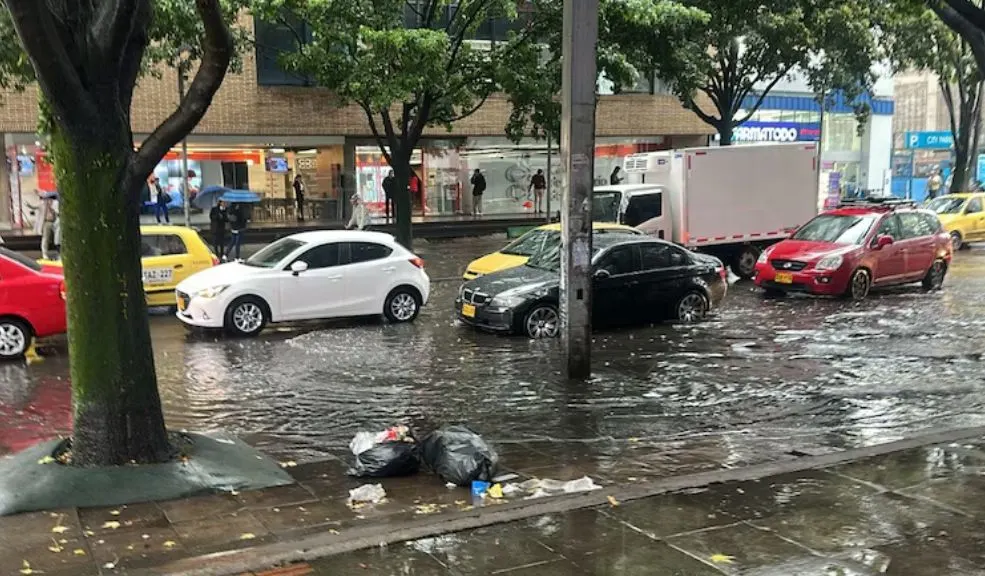 Fuertes lluvias inundan Bogotá y generan afectaciones Las fuertes lluvias volvieron a poner a prueba a Bogotá, provocando tráfico lento y encharcamientos en varias localidades, como Tunjuelito, Usaquén, Suba y Usme.