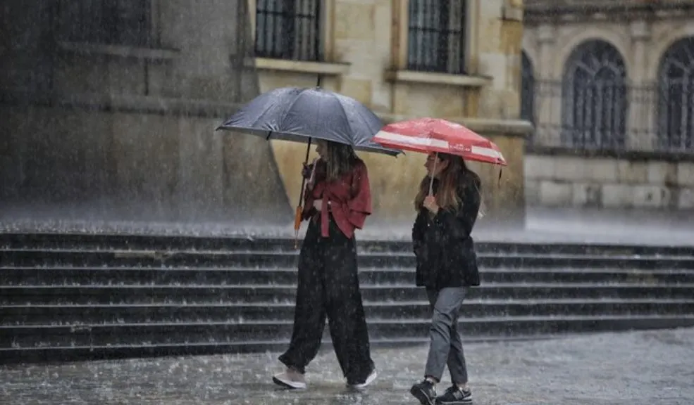 Fuertes lluvias inundan Bogotá y generan afectaciones Las fuertes lluvias volvieron a poner a prueba a Bogotá, provocando tráfico lento y encharcamientos en varias localidades, como Tunjuelito, Usaquén, Suba y Usme.