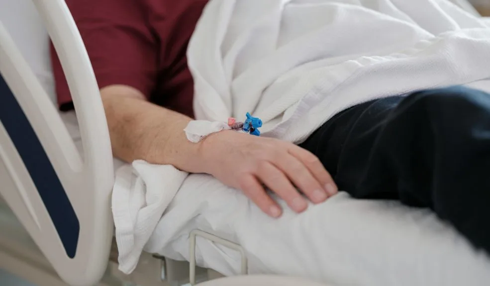 Ganó la lotería, estuvo tres meses de fiesta y casi se muere 1 Ganó la lotería, estuvo tres meses de fiesta y casi se muere Adam López, un conductor de montacargas, tuvo la suerte de ganar la lotería, pero su celebración casi le cuesta la vida. Así fue la dramática historia que vivió.