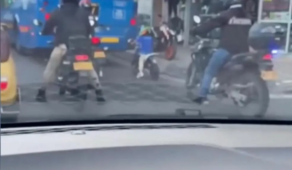 Graban a niño manejando moto en una calle de Bogotá: hay indignación Las imágenes de un niño conduciendo una motocicleta con su padre en la vía pública de Bogotá causaron polémica y exigen respuestas urgentes sobre educación y responsabilidad vial. Le contamos detalles.