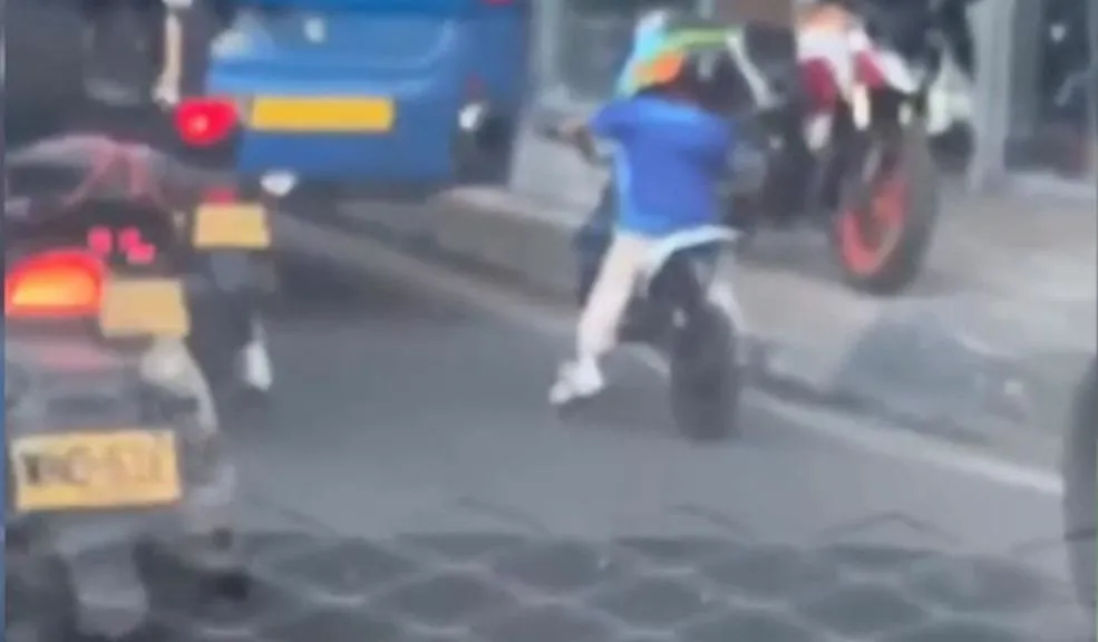 Graban a niño manejando moto en una calle de Bogotá: hay indignación 2 Graban a niño manejando moto en una calle de Bogotá: hay indignación Las imágenes de un niño conduciendo una motocicleta con su padre en la vía pública de Bogotá causaron polémica y exigen respuestas urgentes sobre educación y responsabilidad vial. Le contamos detalles.