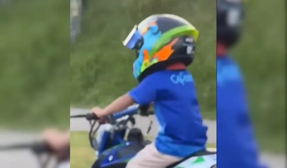 Graban a niño manejando moto en una calle de Bogotá: hay indignación 1 Graban a niño manejando moto en una calle de Bogotá: hay indignación Las imágenes de un niño conduciendo una motocicleta con su padre en la vía pública de Bogotá causaron polémica y exigen respuestas urgentes sobre educación y responsabilidad vial. Le contamos detalles.