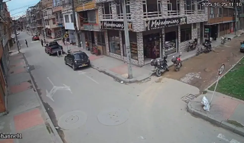 En video: perros ocasionaron accidente a una joven en patineta eléctrica 2 En video: perros ocasionaron accidente a una joven en patineta eléctrica En Mosquera, Cundinamarca, una joven que se movilizaba en patineta eléctrica cayó tras ser sorprendida por el cruce inesperado de varios perros.