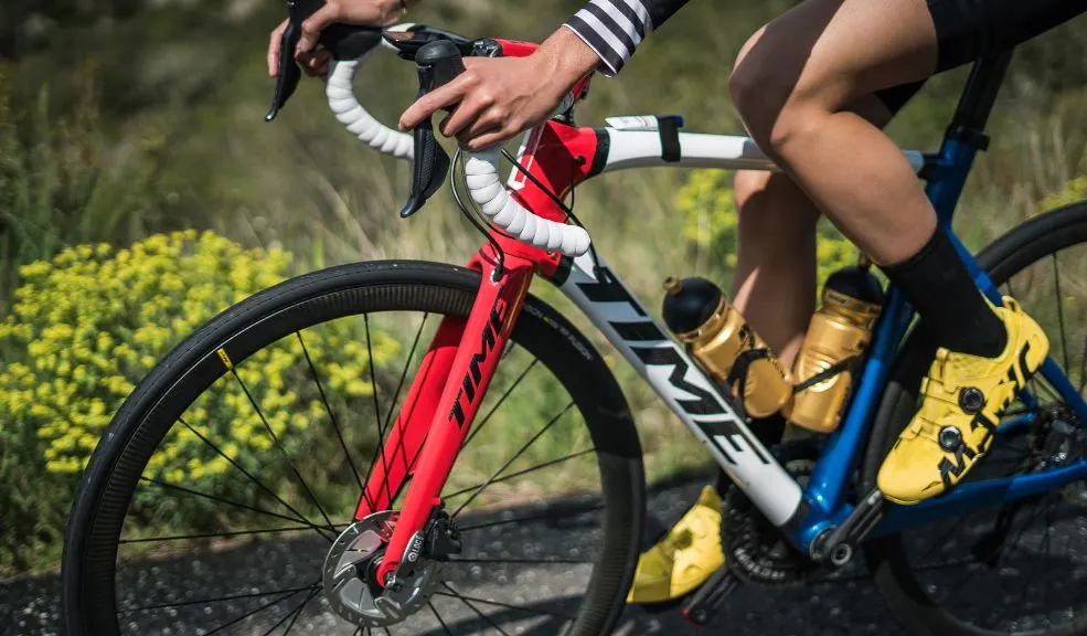 Guardas de seguridad vivirán una nueva versión de la clásica de ciclismo este fin de semana La Confederación Nacional del Gremio de Vigilancia y Seguridad Privada (CONFEVIP), junto con la Fundación con Amor Libia, realizará este sábado 26 de octubre la 18.ª Clásica de Ciclismo “Luis Fernando Díaz Vargas de la Seguridad Privada”, una tradición deportiva del sector que vuelve a convocar a guardas, familias y aficionados en un recorrido pensado para integrar al gremio y promover el bienestar laboral. La jornada iniciará a las 6:30 a.m. con punto de encuentro en la Estación de Servicio Terpel (después del peaje Siberia) y tendrá meta en el Alto del Vino, en una prueba de 16 kilómetros.