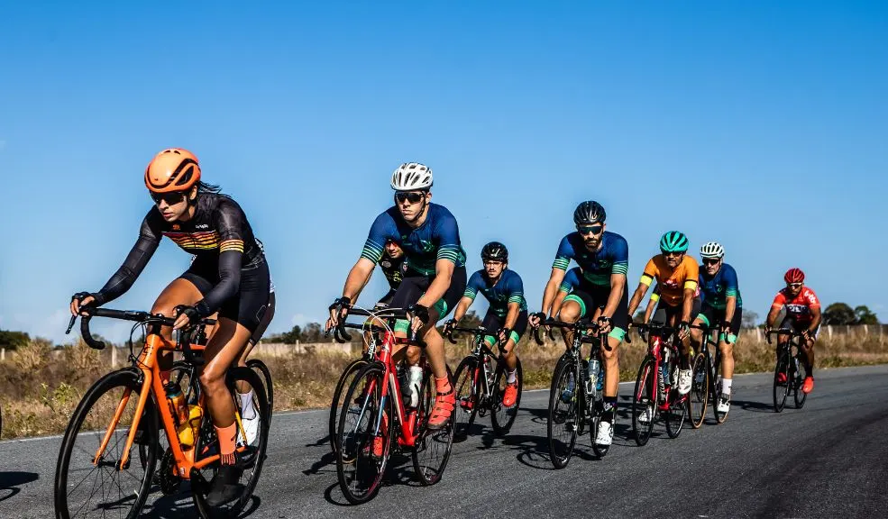 Guardas de seguridad vivirán una nueva versión de la clásica de ciclismo este fin de semana La Confederación Nacional del Gremio de Vigilancia y Seguridad Privada (CONFEVIP), junto con la Fundación con Amor Libia, realizará este sábado 26 de octubre la 18.ª Clásica de Ciclismo “Luis Fernando Díaz Vargas de la Seguridad Privada”, una tradición deportiva del sector que vuelve a convocar a guardas, familias y aficionados en un recorrido pensado para integrar al gremio y promover el bienestar laboral. La jornada iniciará a las 6:30 a.m. con punto de encuentro en la Estación de Servicio Terpel (después del peaje Siberia) y tendrá meta en el Alto del Vino, en una prueba de 16 kilómetros.