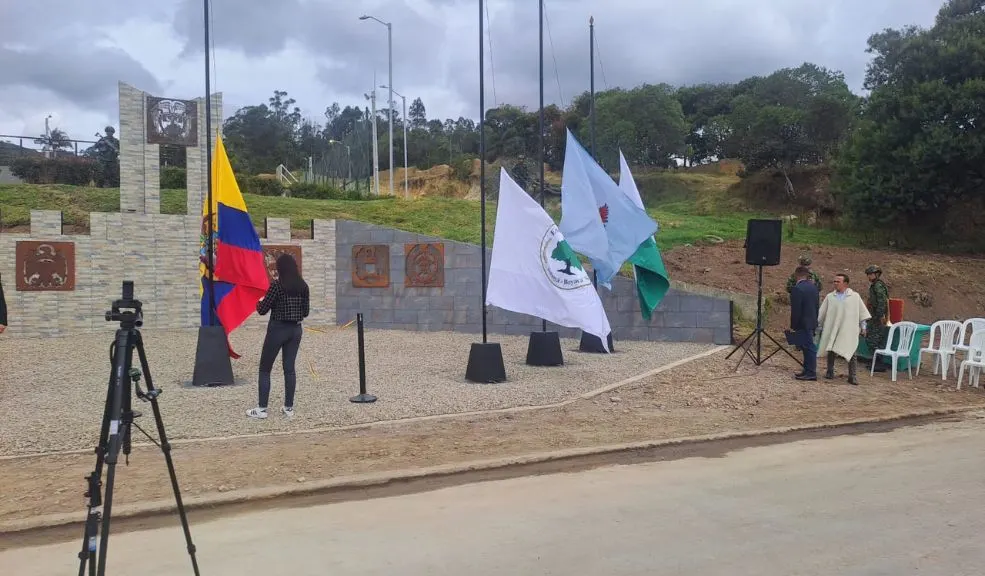 Inauguran el primer monumento a los veteranos de la Fuerza Pública 2 Inauguran el primer monumento a los veteranos de la Fuerza Pública El municipio de Saboyá (Boyacá) inauguró este 10 de octubre el Primer y más grande Monumento Nacional en honor a los Veteranos de las Fuerzas Militares y de la Policía Nacional de Colombia, en un emotivo acto que materializa el reconocimiento bajo la Ley 1979 de 2019.