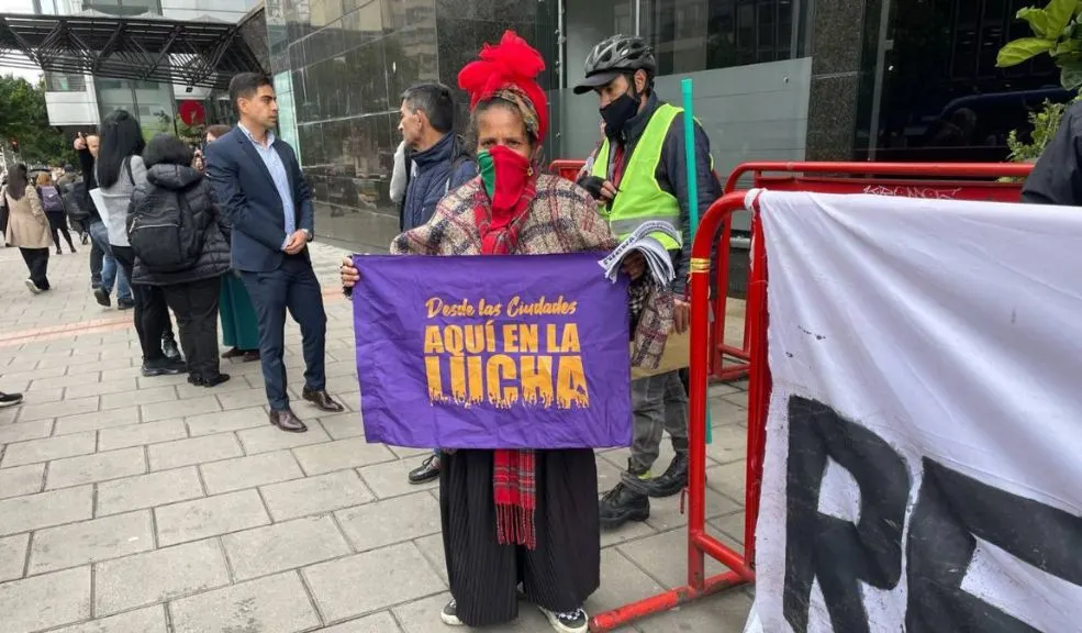 Indígenas se han tomado varias entidades públicas y diferentes puntos de Bogotá Desde la madrugada del lunes 13 de octubre, más de 1.000 indígenas han ingresado a Bogotá. Este martes varios grupos hicieron presencia en el Ministerio de Vivienda, en la Agencia Nacional de Tierras y la Sociedad de Activos Especiales para exigir atención a sus solicitudes.