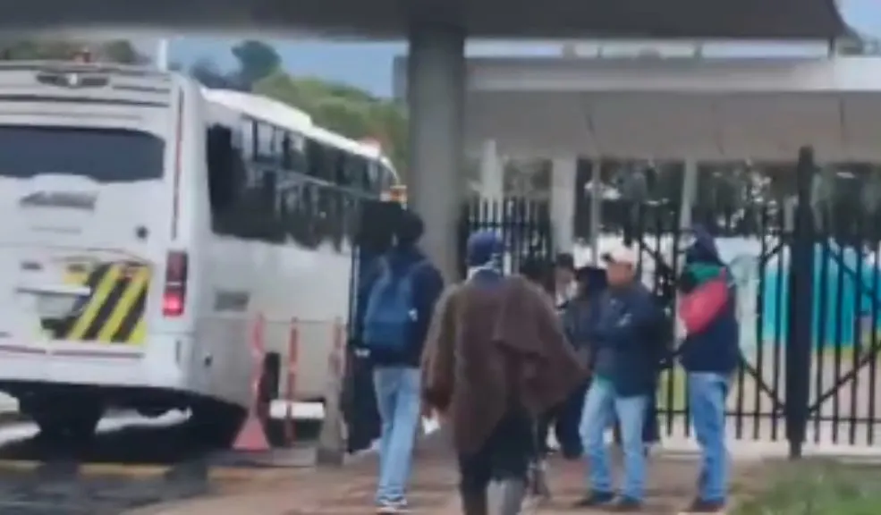 Indígenas se han tomado varias entidades públicas y diferentes puntos de Bogotá Desde la madrugada del lunes 13 de octubre, más de 1.000 indígenas han ingresado a Bogotá. Este martes varios grupos hicieron presencia en el Ministerio de Vivienda, en la Agencia Nacional de Tierras y la Sociedad de Activos Especiales para exigir atención a sus solicitudes.