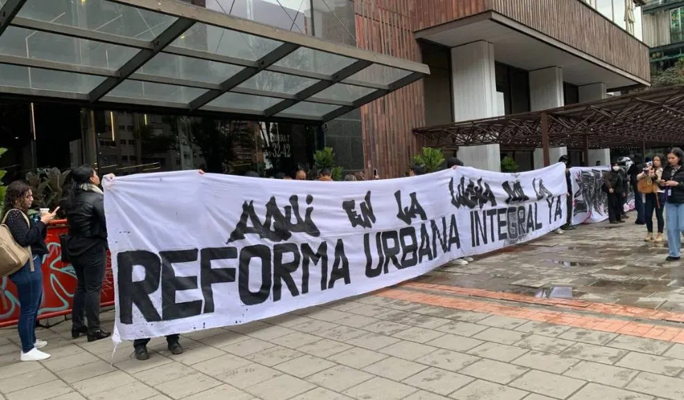 Indígenas se han tomado varias entidades públicas y diferentes puntos de Bogotá Desde la madrugada del lunes 13 de octubre, más de 1.000 indígenas han ingresado a Bogotá. Este martes varios grupos hicieron presencia en el Ministerio de Vivienda, en la Agencia Nacional de Tierras y la Sociedad de Activos Especiales para exigir atención a sus solicitudes.