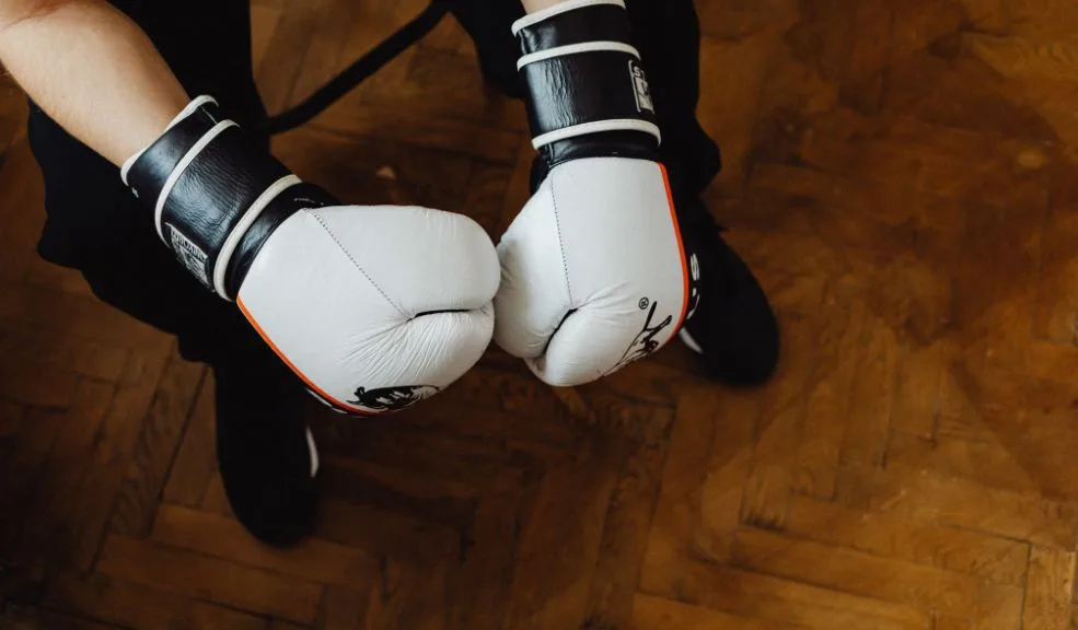 Joven murió tras recibir un golpe mientras imitaba pelea viral de influencers 1 Joven murió tras recibir un golpe mientras imitaba pelea viral de influencers Lo que comenzó como un momento de juego, al intentar recrear una pelea de boxeo similar a las realizadas por influencers en los últimos días, terminó en tragedia entre un grupo de amigos.