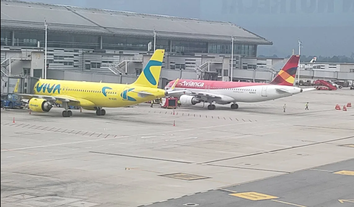Joven trabajador murió por un accidente en el Aeropuerto El Dorado 1 Joven trabajador murió por un accidente en el Aeropuerto El Dorado Una tragedia laboral se registró este lunes en el Aeropuerto El Dorado de Bogotá, luego de que un joven trabajador muriera a causa de un accidente en el área de rampa de la terminal aérea.