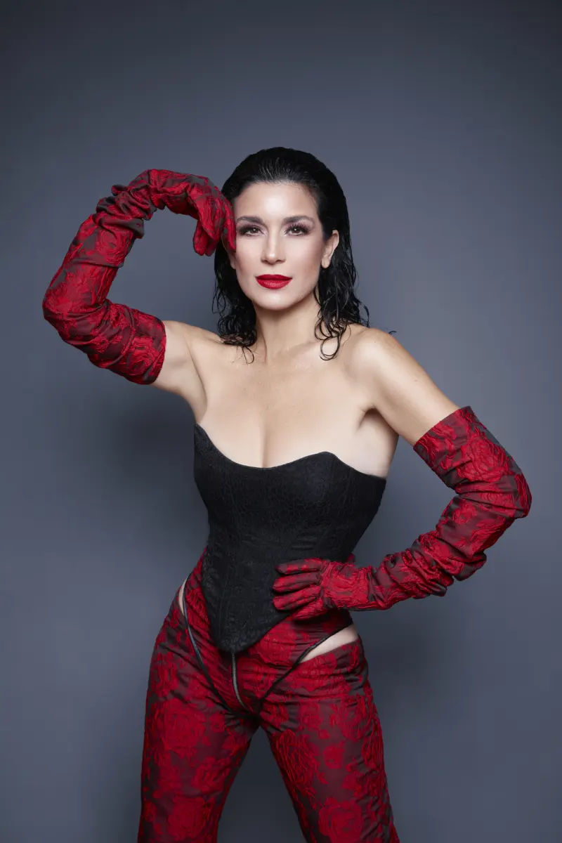 Karina, 'La Voz' que sigue cautivando tras 40 años de historia, llega a Bogotá 2 Karina, 'La Voz' que sigue cautivando tras 40 años de historia, llega a Bogotá Hablamos con Karina 'La Voz', la cantante venezolana que celebrará sus 40 años de carrera con el público bogotano. Trabaja en un nuevo disco.