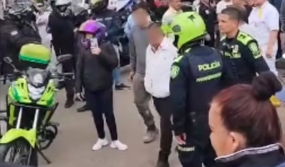 Kennedy: balacera tras el hurto de una moto en el barrio Carimagua 1 Kennedy: balacera tras el hurto de una moto en el barrio Carimagua Una balacera en el barrio Carimagua, en la localidad de Kennedy, causó pánico entre los habitantes hacia el mediodía de este jueves. Según las primeras versiones, el intercambio de disparos se habría originado tras el hurto de una motocicleta a las afueras de un reconocido centro comercial.