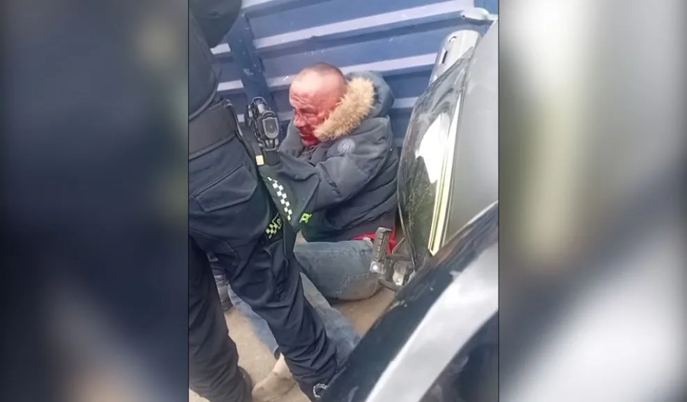 Kennedy: balacera tras el hurto de una moto en el barrio Carimagua 2 Kennedy: balacera tras el hurto de una moto en el barrio Carimagua Una balacera en el barrio Carimagua, en la localidad de Kennedy, causó pánico entre los habitantes hacia el mediodía de este jueves. Según las primeras versiones, el intercambio de disparos se habría originado tras el hurto de una motocicleta a las afueras de un reconocido centro comercial.