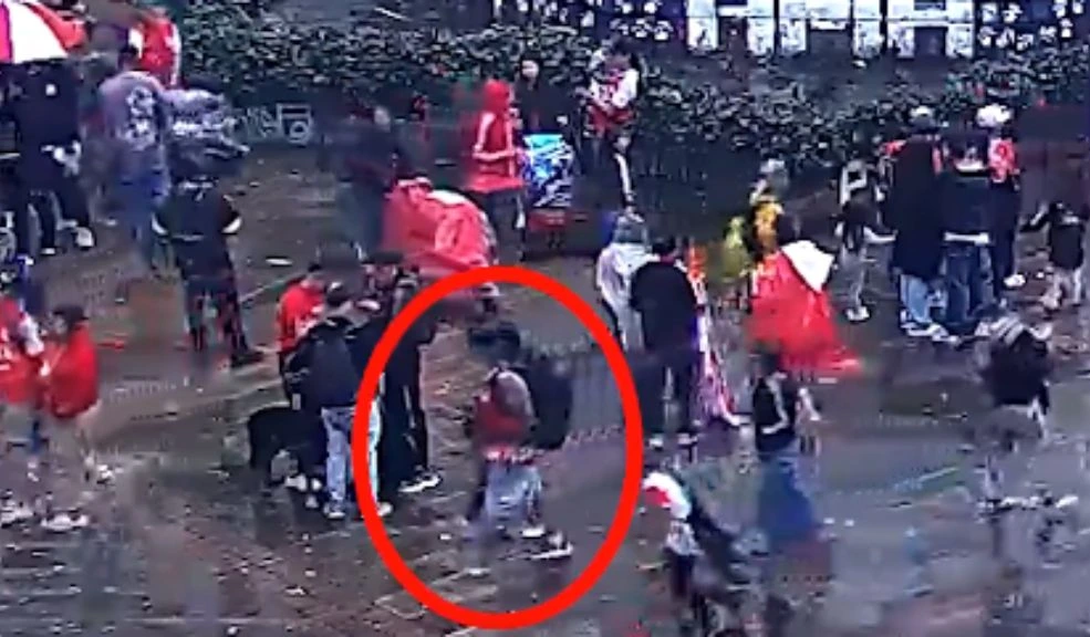 Kennedy: el profe Duván fue asesinado por un amigo en medio de una celebración de Santa Fe Un ataque de celos por parte de un amigo del profe Duván lo llevó a quitarle la vida en medio de una celebración de Santa Fe. Tras meses de búsqueda y de súplicas de justicia por parte de sus familiares, hoy por fin se hace justicia: alias ‘Pelos’ fue capturado por su asesinato.