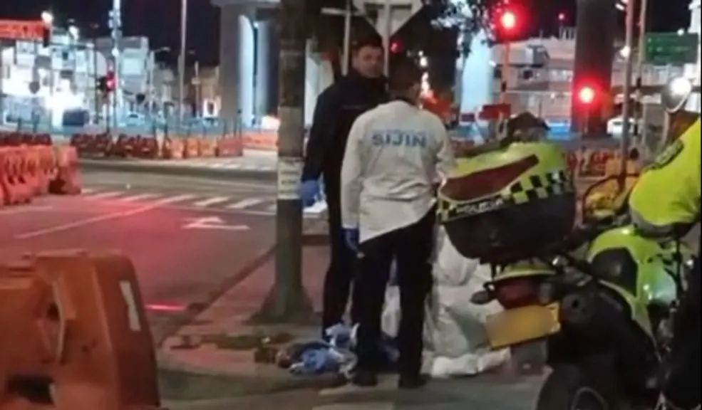 Kennedy: macabro hallazgo de restos en Palenque Un macabro hallazgo conmocionó a los vecinos del barrio Palenque, en Kennedy. Cerca de las 11:00 p. m., dieron aviso a las autoridades tras detectar un fuerte olor que salía de una bolsa negra abandonada en plena avenida Primero de Mayo.