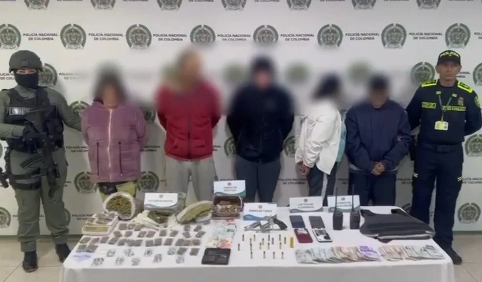 Soacha: así cayeron 'Los Nike', banda que tenía azotada a la Comuna 6 En un trabajo conjunto entre la Policía Nacional y la Fiscalía se logró la captura de la banda conocida como 'Los Nike', la cual traficaba drogas y atemorizaba a la Comuna 6 de Soacha. Además, fueron detenidos dos presuntos asesinos.
