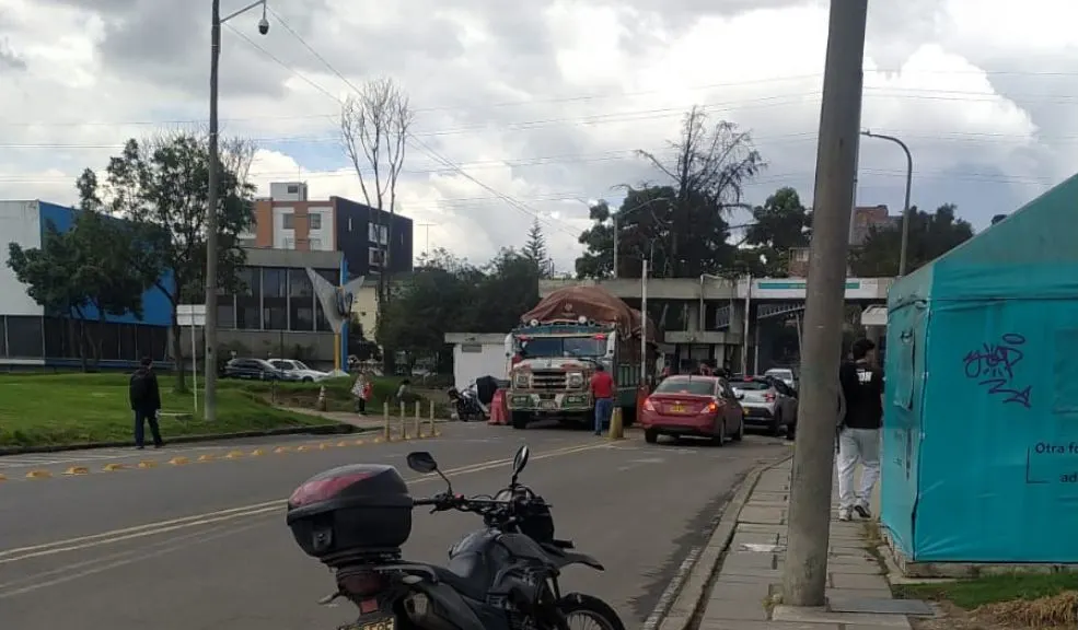 La Universidad Nacional suspendió actividades por una "amenaza contra la seguridad" La Universidad Nacional ordenó el desalojo del campus de su sede en Bogotá. La medida se tomó tras recibir una amenaza contra la seguridad de sus estudiantes y personal. A continuación, el reporte completo.