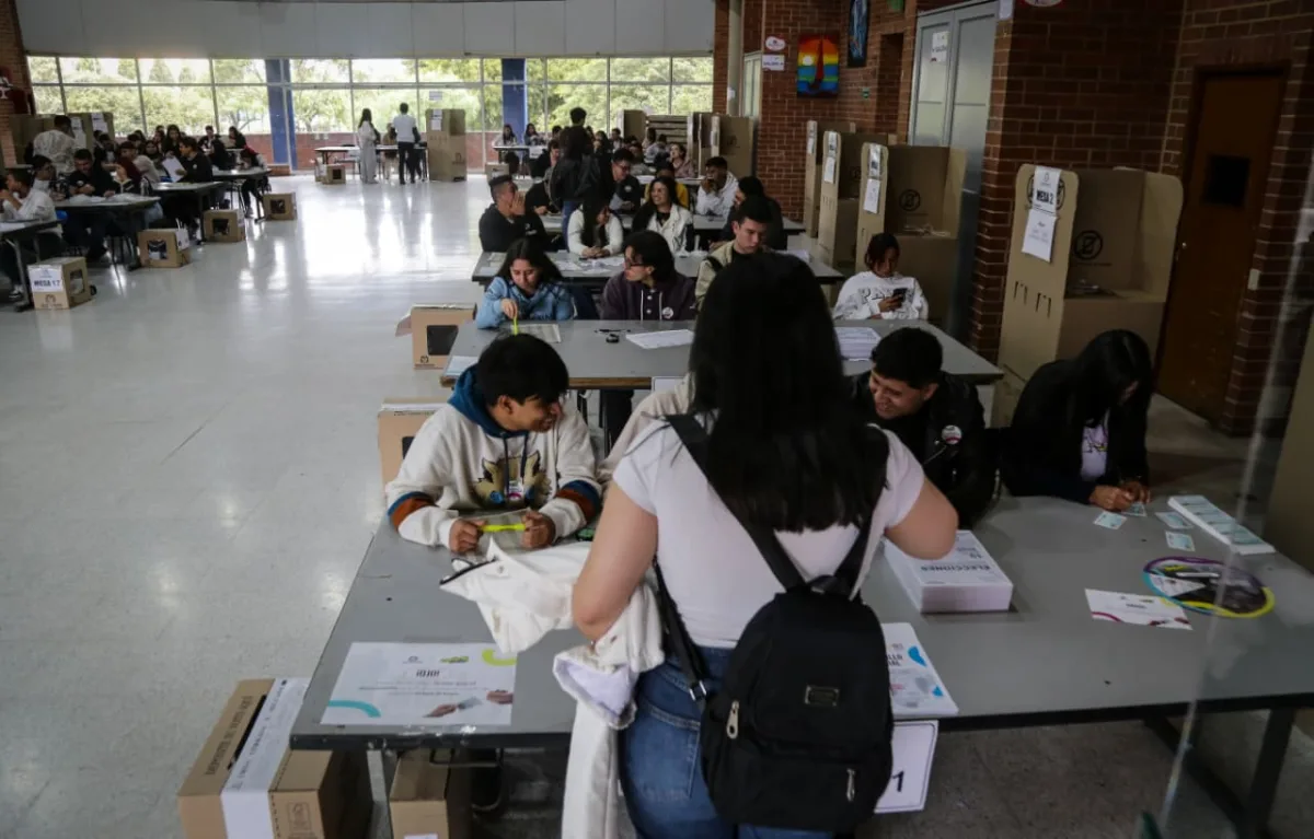 La abstención se impuso otra vez en la elección de Consejos de Juventud 3 La abstención se impuso otra vez en la elección de Consejos de Juventud Las Elecciones de Consejos Municipales y Locales de Juventud (CMLJ) de este domingo registraron una baja participación de los 11.7 millones de jóvenes habilitados para votar en el país.