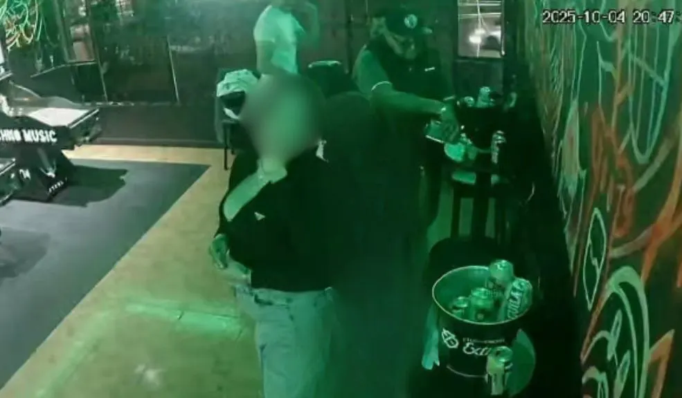 En Kennedy: joven fue drogado y robado por mujer que conoció en redes sociales 1 En Kennedy: joven fue drogado y robado por mujer que conoció en redes sociales Una cita concretada a través de redes sociales terminó en una pesadilla para un joven de 21 años en el sur de Bogotá, quien denunció haber sido drogado y robado por una mujer que conoció en línea.