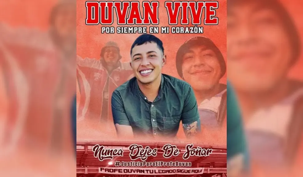 Kennedy: el profe Duván fue asesinado por un amigo en medio de una celebración de Santa Fe Un ataque de celos por parte de un amigo del profe Duván lo llevó a quitarle la vida en medio de una celebración de Santa Fe. Tras meses de búsqueda y de súplicas de justicia por parte de sus familiares, hoy por fin se hace justicia: alias ‘Pelos’ fue capturado por su asesinato.