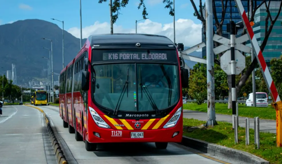 En Soacha: joven fue golpeado y humillado tras intentar robar un celular 7 En Soacha: joven fue golpeado y humillado tras intentar robar un celular Un joven fue violentamente agredido y humillado por una turba en el sector de Terreros, Soacha, tras un intento fallido de robo de celular en un bus de TransMilenio.