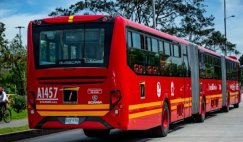En Soacha: joven fue golpeado y humillado tras intentar robar un celular 2 En Soacha: joven fue golpeado y humillado tras intentar robar un celular Un joven fue violentamente agredido y humillado por una turba en el sector de Terreros, Soacha, tras un intento fallido de robo de celular en un bus de TransMilenio.