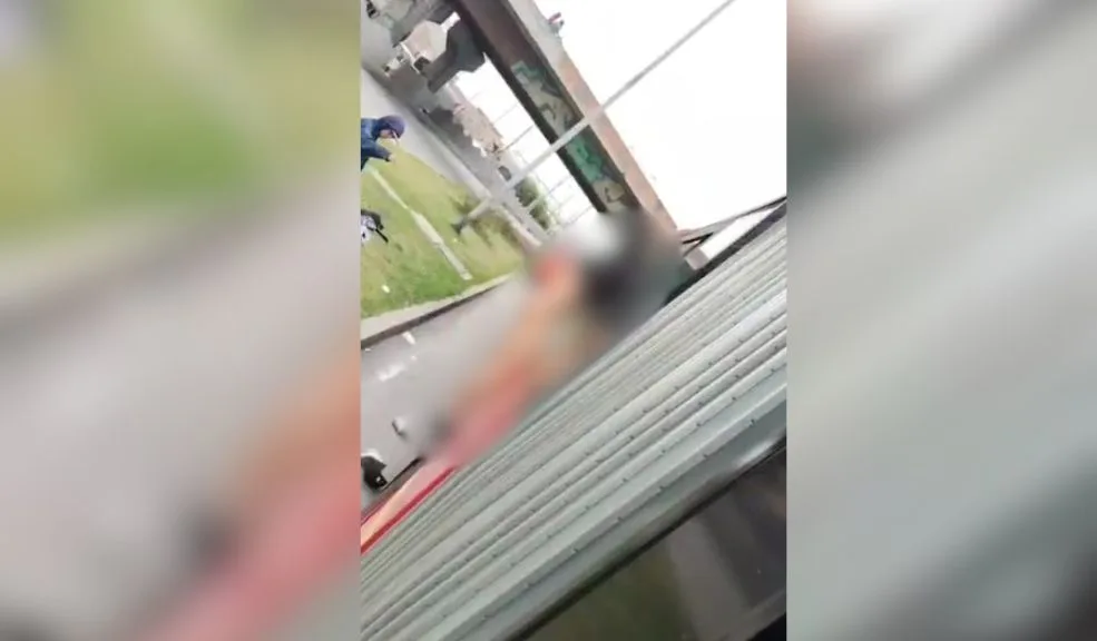 En Soacha: joven fue golpeado y humillado tras intentar robar un celular 1 En Soacha: joven fue golpeado y humillado tras intentar robar un celular Un joven fue violentamente agredido y humillado por una turba en el sector de Terreros, Soacha, tras un intento fallido de robo de celular en un bus de TransMilenio.