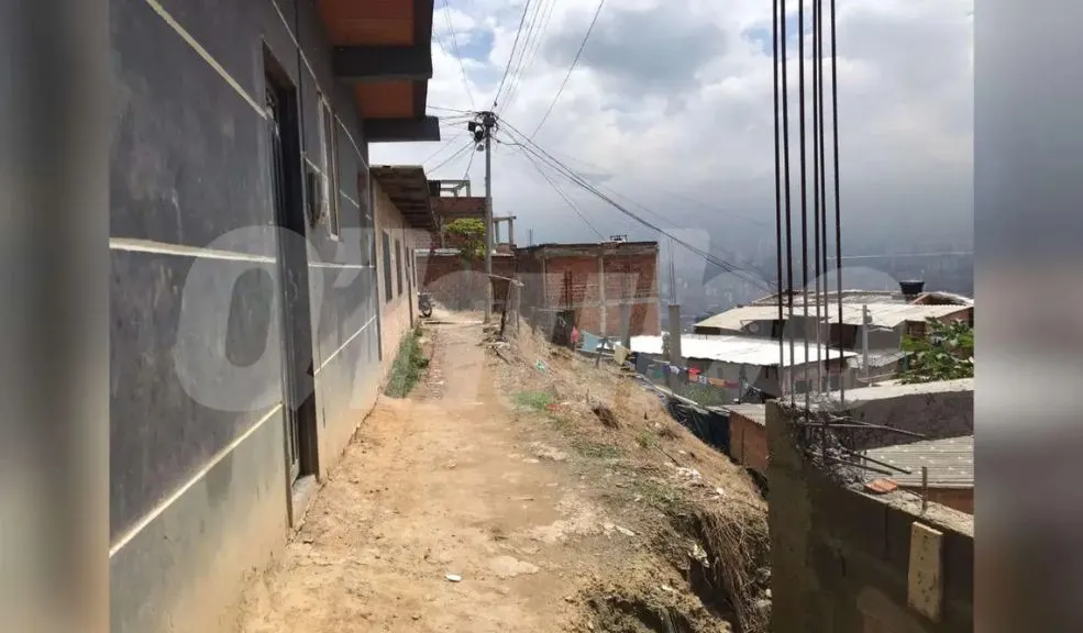 Lo mataron y lo taparon con una teja de zinc 1 Lo mataron y lo taparon con una teja de zinc Un hombre fue atacado con arma cortopunzante en hechos que son materia de investigación. Tras el crimen, la víctima fue encontrada tapada con una teja de zinc.