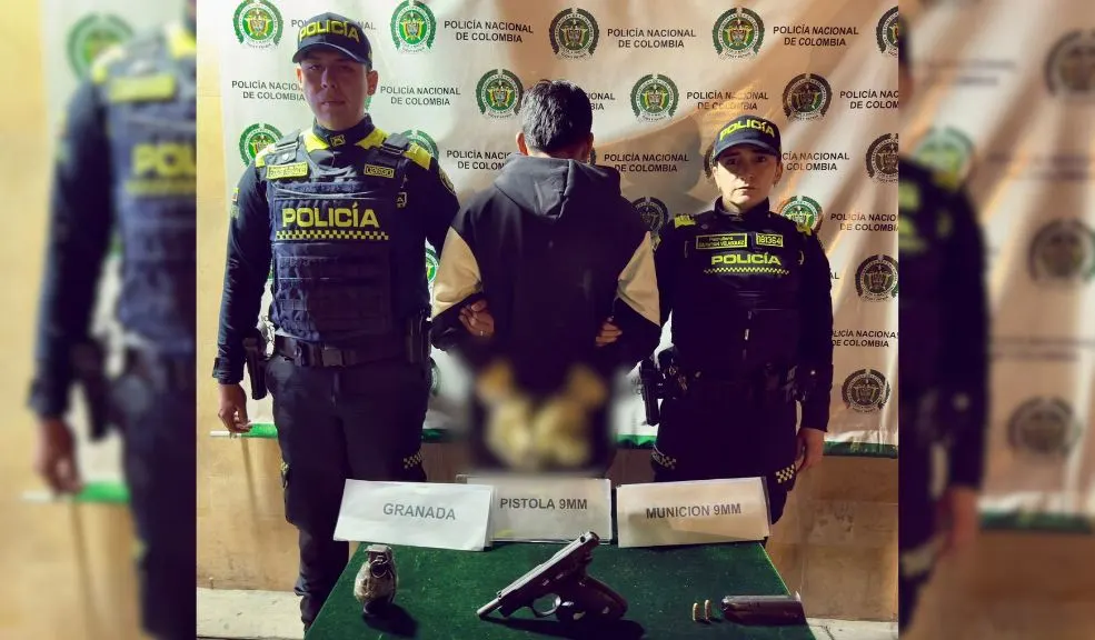 Capturan en Santa Fe a un joven con una pistola y una granada 2 Capturan en Santa Fe a un joven con una pistola y una granada Un joven de 20 años fue capturado en el barrio San Bernardo, en Santa Fe, luego de ser señalado de realizar disparos al aire y amenazar con detonar una granada de fragmentación.