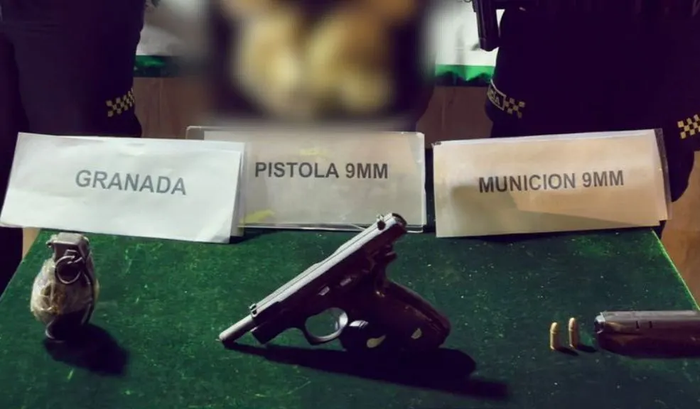 Capturan en Santa Fe a un joven con una pistola y una granada 1 Capturan en Santa Fe a un joven con una pistola y una granada Un joven de 20 años fue capturado en el barrio San Bernardo, en Santa Fe, luego de ser señalado de realizar disparos al aire y amenazar con detonar una granada de fragmentación.