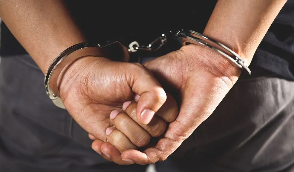 Capturan en Santa Fe a un joven con una pistola y una granada 2 Capturan en Santa Fe a un joven con una pistola y una granada Un joven de 20 años fue capturado en el barrio San Bernardo, en Santa Fe, luego de ser señalado de realizar disparos al aire y amenazar con detonar una granada de fragmentación.