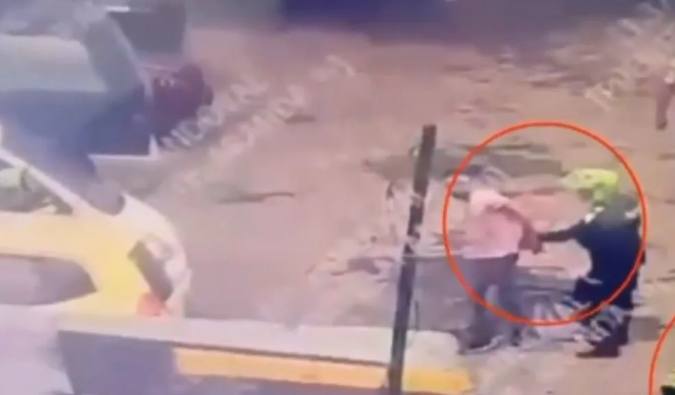 En el barrio La Favorita: Cayó banda con botín tecnológico 3 En el barrio La Favorita: Cayó banda con botín tecnológico Tres hombres cayeron tras una intensa persecución policial en Los Mártires. Les hallaron 50 celulares y 89 datáfonos robados, en un golpe certero contra el hurto en Bogotá.
